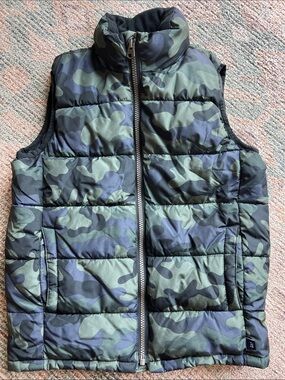 GAP Kids Camouflage Puffer Vest in Green and Black